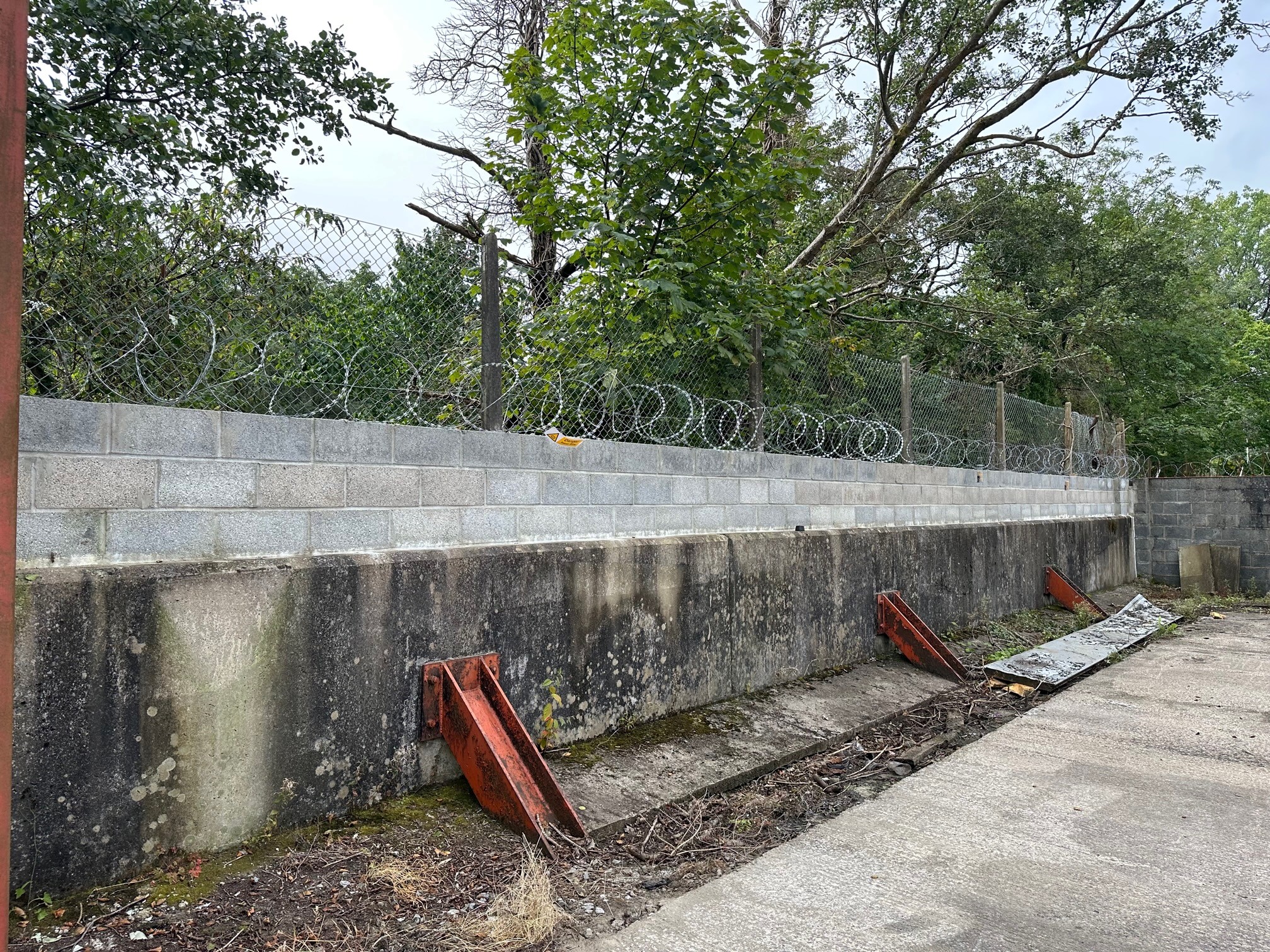 Block wall built on top of a flood defence
